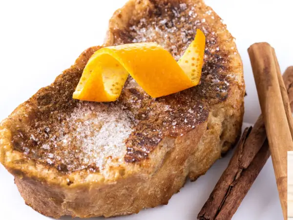 Torrijas caseras, perfectas para tu receta. Cubiertas de azúcar, canela y un toque de naranja.